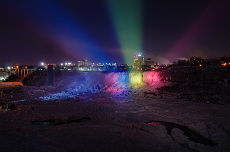 Illustration for article titled A frozen Niagara Falls light show looks like a magical wonderland